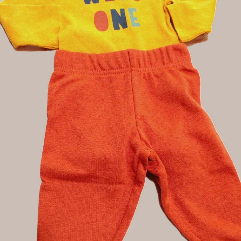 Baby unisex long sleeve onsie and sweatpant set